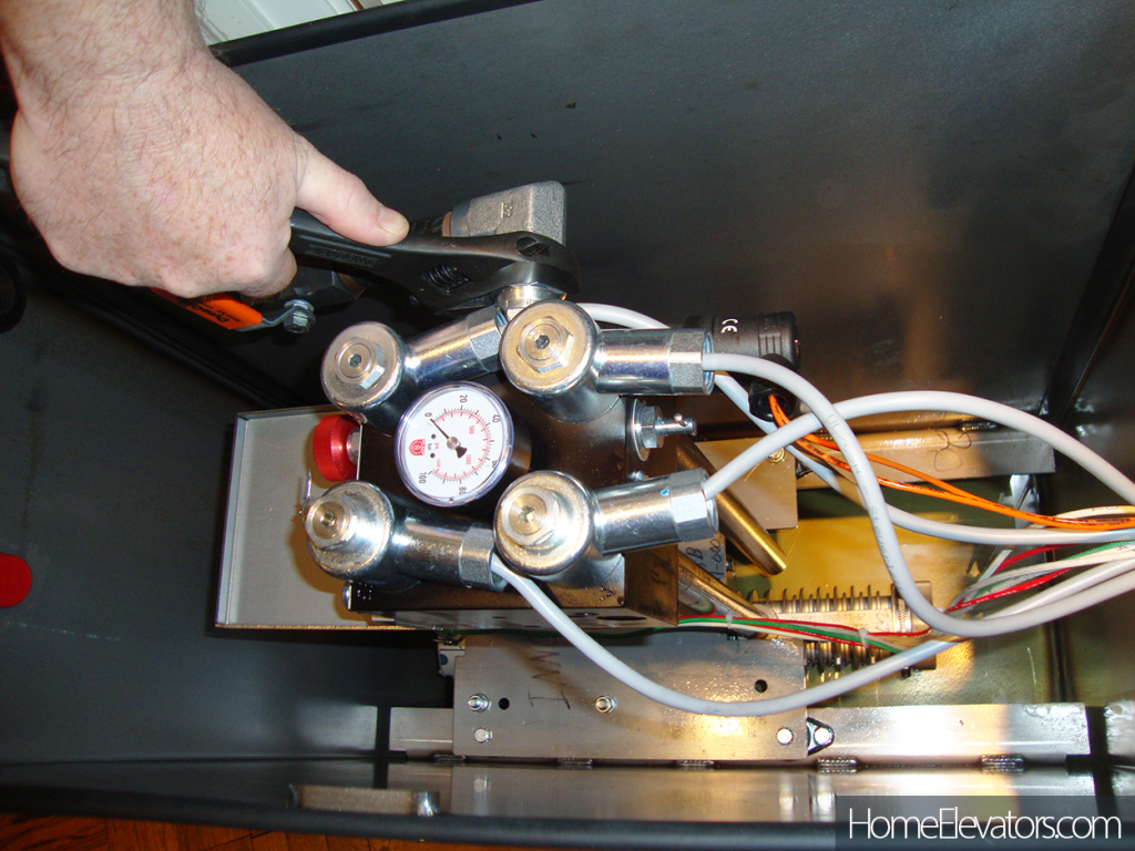Adjusting hydraulic pump for home elevator