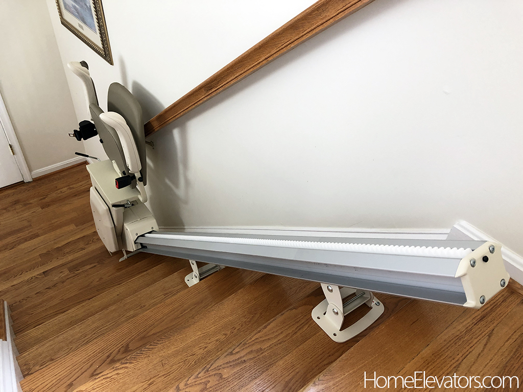 Stairlift for straight stairs