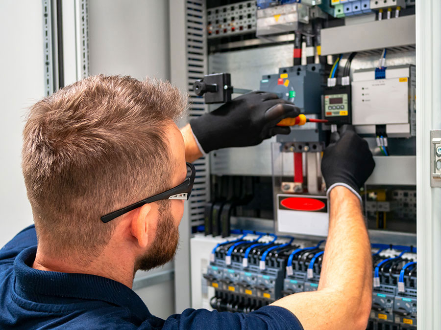Elevator mechanic training, certification and jobs.
